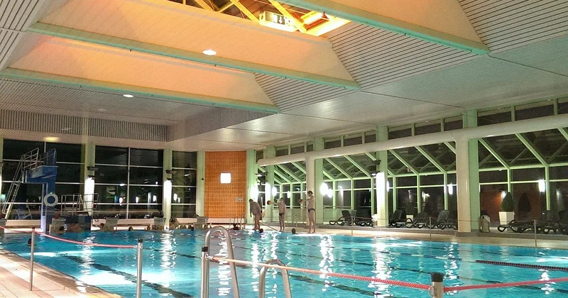 La piscine couverte chauffée, l'assurance anti-mauvaise-météo
