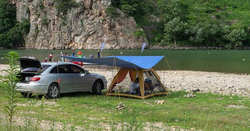 Comparatif accès et budget : ce que change un camping en rive ou en périphérie