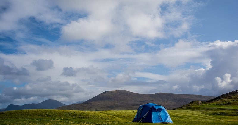Où camper pas cher près des grandes villes : 12 astuces pour dormir à petit prix